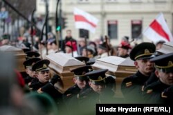 1863-жылдагы падышалык Орусияга каршы улуттук боштондук көтөрүлүштүн айрым катышуучуларынын сөөктөрүн аруулап кайра көмүү аземи. Вильнюс, Литва. 2019-жылдын 22-ноябры.