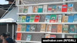 Illýustrasiýa suraty. Okuw kitaplarynyň sergisi. Arhiwden alyndy.