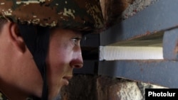 ՀՀ ԶՈՒ զինծառայողը մարտական հերթապահության ժամանակ, արխիվ