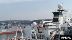 Океанографічне судно Центру морських перевезень ВМС США «Патфайндер» у порту Севастополя біля корабля ВМС України «Костянтин Ольшанський».
4 вересня 2008 р.