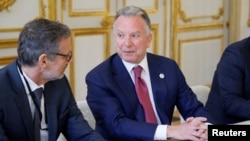 Париждеги жолугушуу. АКШнын атайын өкүлү Стив Уиткофф Германиянын улуттук коопсуздук боюнча кеңешчиси Йенс Плотнер менен жолугушуунун алдында сүйлөшүп отурат.  17-апрель 