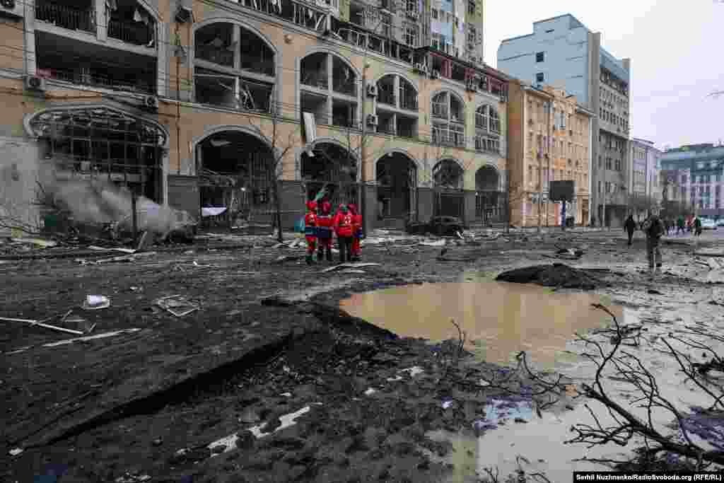 Минобороны России&nbsp;заявило, что российские войска обстреляли Киев в ответ на удар по предприятию &laquo;Комбинат Каменский&raquo; в Ростовской области, которое производит ракетное топливо. Согласно заявлению российского военного ведомства, в Киеве были атакованы пункт управления СБУ, конструкторское бюро &laquo;Луч&raquo;, которое проектирует ракеты, и позиция ракетного комплекса Patriot. Независимого подтверждения этих утверждений нет