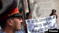 Акция протеста против законопроекта об открытии в Армении иноязычных школ перед зданием правительства, Ереван, 7 июня 2010 г.