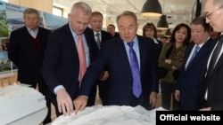 Президент Казахстана Нурсултан Назарбаев  знакомится с проектом ГЛК «Кокжайляу». Алматы, 1 января 2014 года.