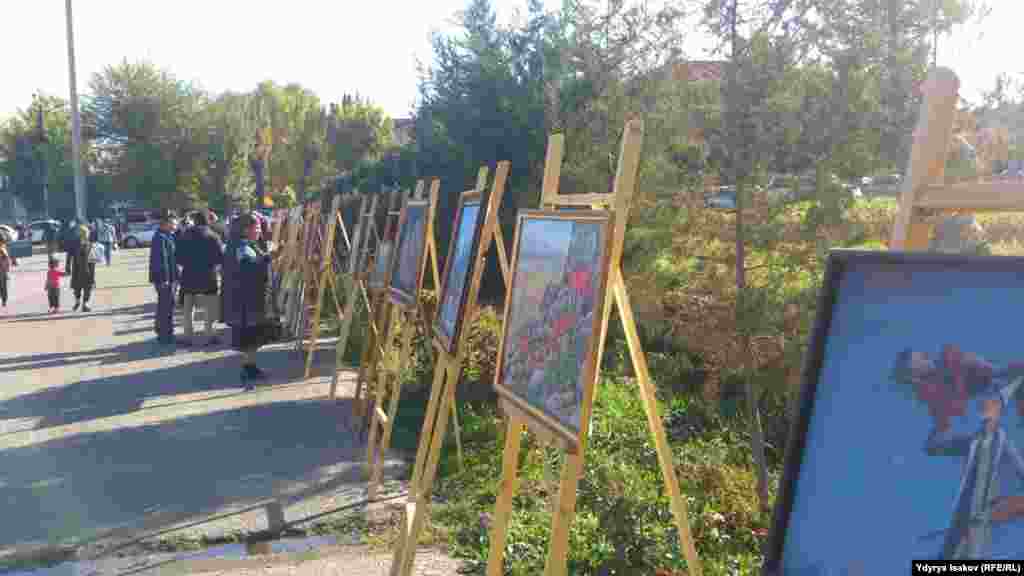 Калаадагы эң мыкты сүрөтчүлөрдүн эмгектери да жармаңкеге коюлду.