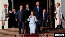 Президент Молдовы Майя Санду, премьер-министр Польши Дональд Туск, президент Франции Эмманюэль Макрон и канцлер Германии Фридрих Мерц прибывают на совместное фотографирование после встречи в президентском дворце в столице Молдовы. Кишинев, Молдова, 27 августа 2025 года