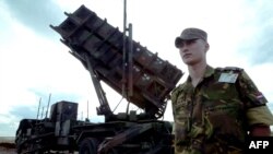 Установки Patriot уже бували в Туреччині на навчаннях НАТО. На фото 2003 року – нідерландський Patriot на віськовому летовищі в Діярбакирі.