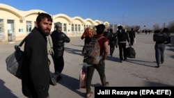 تصویر آرشیف: تعدادی از مهاجرین افغان که از ایران به افغانستان برگشتانده شده اند