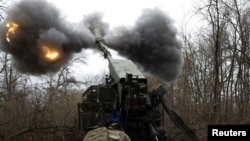 Український військовий веде вогонь із самохідної гаубиці «Богдана» на позиції у Донецькій області, 6 квітня 2025 року