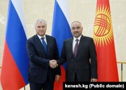 Парламент төрагасы Нурланбек Тургунбек уулу Орусиянын Мамлекеттик Думасынын төрагасы Вячеслав Володин менен жолугуштуусу. Бишкек, Кыргызстан. 18-май, 2025-жыл.