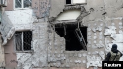 Украинский прокурор по военным преступлениям осматривает жилой дом, поврежденный в результате российского удара в Херсоне, Украина, 1 декабря 2022 года