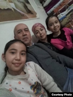 Мадина с отцом, матерью и младшей сестрой.