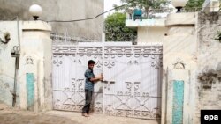 Мальчик у входа в дом Ричарда Редуэйна, 6 июня 2017 года 