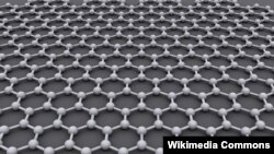گرافین(Graphene) نازک ترین شکل کاربن است که ضخامت آن صرف یک اتم بوده، شفاف، خیلی مقاوم، انعطاف پذیر و هادی جریان برق است.