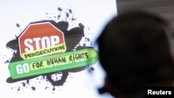 Женевадагы саммиттин катышуучулары адам укугунун абалына арналган видеотасманы көрүшүүдө. Швейцария. 8-март, 2010