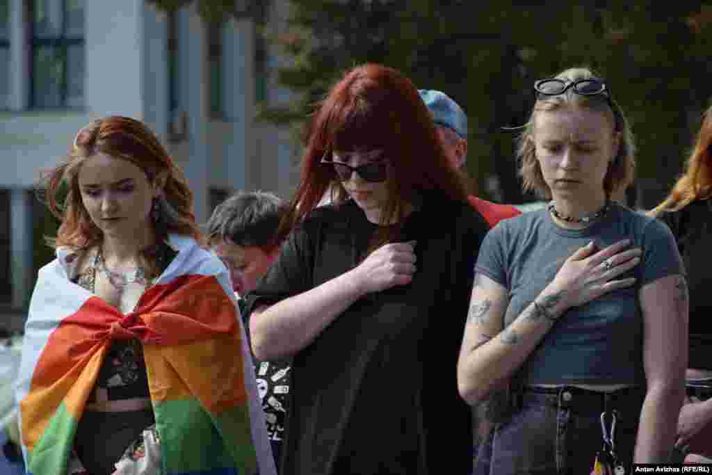 Учасники автопробігу вшановують пам’ять загиблих за Україну хвилиною мовчання