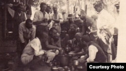 Австро-венгриялык согуш туткундарына тамак берилүүдө. Скобелев (азыркы Фергана) шаары.
1915-16-жылдар. 