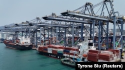 Ілюстрацыйнае фота. Кантэйнэры на тэрміналах у порце Ганконгу, Кітай, 3 красавіка 2025 году