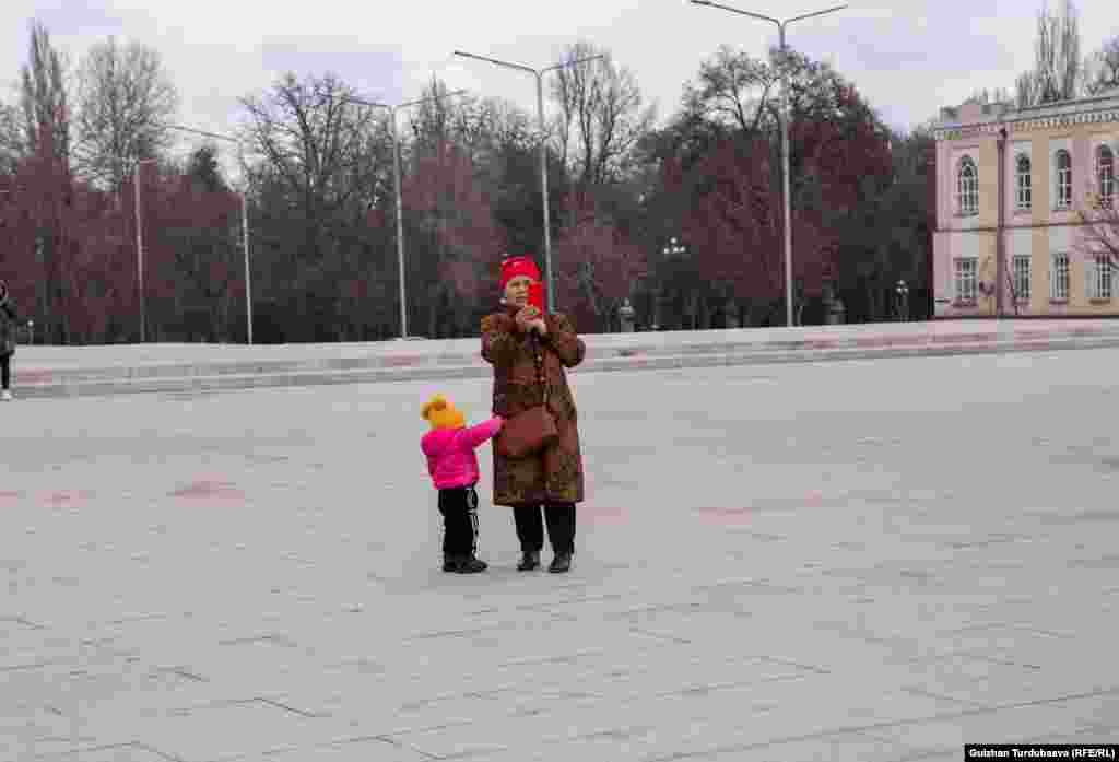 Үй-бүлөдө аялдарга каршы жасалган зомбулук - Кыргызстанда кеңири талкууга түшкөн социалдык маселелердин бири. 2021-жылдын январь айында эле Ысык-Көл облусунун Каракол шаарында эки келин өз жанын кыйып, өмүр менен кош айтышкан. Түп районунда төрт баланын энеси күйөөсүнүн зомбулугунун курмандыгы болгон. Мындай окуялар башка аймактарда да орун алып келет.