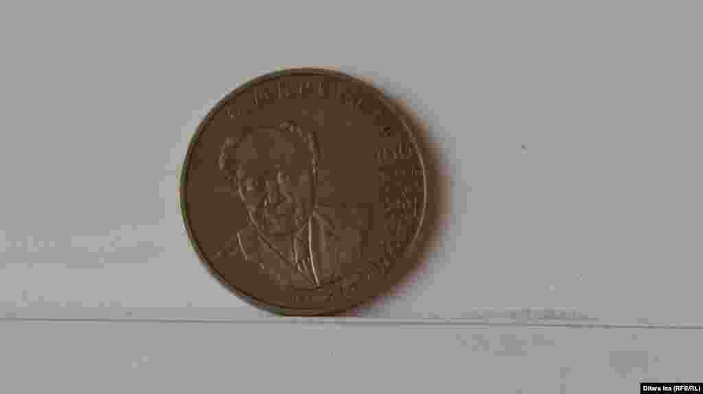 Отчеканенная к 100-летию казахского писателя Мухтара Ауэзова монета (выпущена в 2004 году).