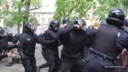 У Львові поліція застосувала силу проти осіб, які зносили пам’ятник радянському публіцисту (відео)