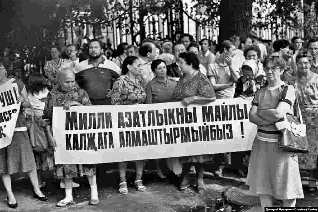 Язучылар берлеге бинасы янында җыелган халык