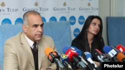 Лидер партии «Наследие» Раффи Ованнисян на пресс-конференции, Ереван, 12 декабря 2011 г.