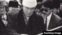 Чыңгыз Айтматов  (ортодо)