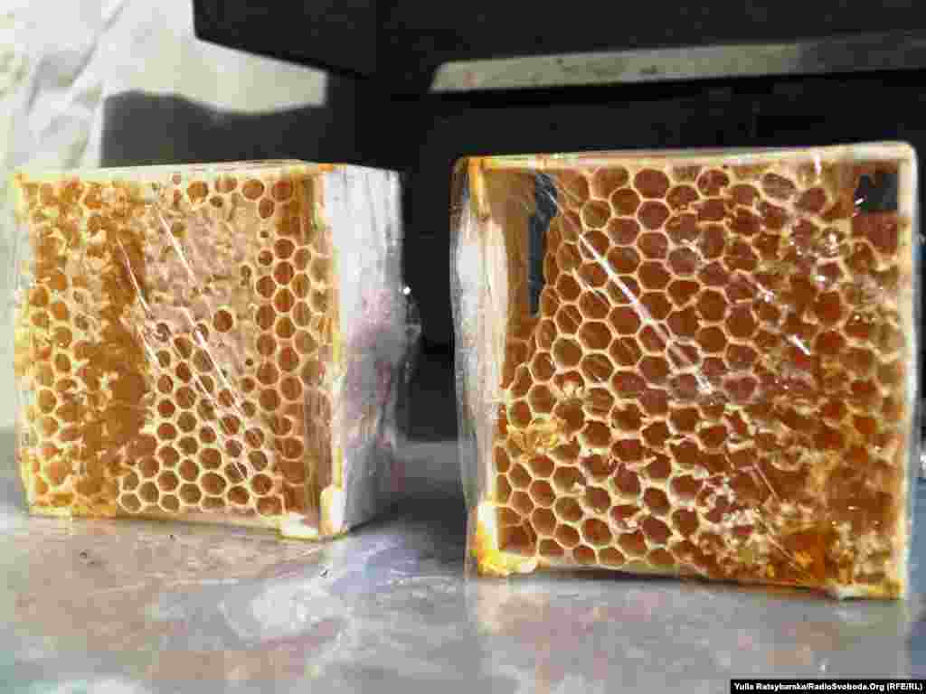 Особливою популярністю у покупців цього року користується мед у вощині
