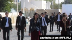 Lebapda köpçülikleýin çäreden gelýän ýaşlar. Illýustrasiýa suraty