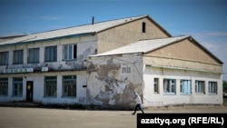 Здание бывшего торгового дома в селе Оразак. Акмолинская область, 11 июня 2021 года