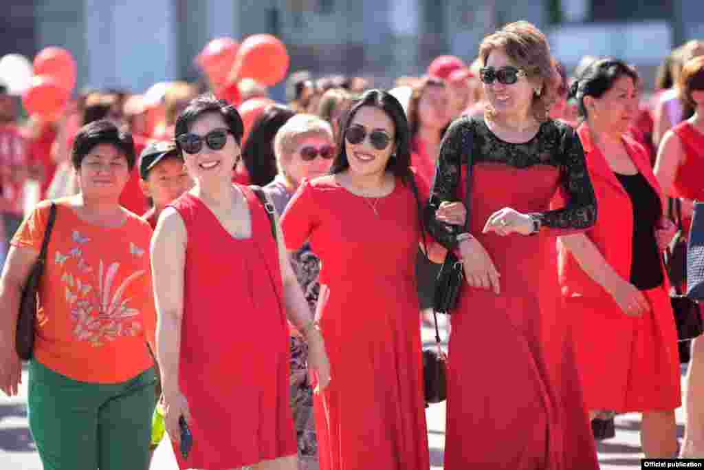 &ldquo;Кызыл көйнөк&rdquo; деп аталган долбоор алкагында өткөрүлгөн акцияда аялдардын саламаттыгы акысыз текшерилип, 200дөн ашуун кызыл кийинген айымдар йога, гимнастикалык көнүгүүлөрдү жасады.