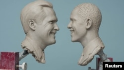 АКШ президенттигине негизги талапкерлер: Митт Ромни жана президент Барак Обаманын чоподон жасалган бюсттары. Вашингтондогу Тюссо айымдын музейи. 1-октябрь 2012