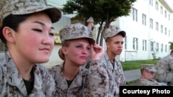 Бегимай Жапар кызы - на фото справа.