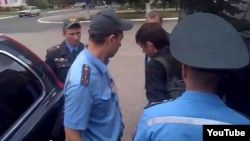 Міліцыянты затрымліваюць журналіста Аляксандра Баразенку. 