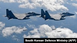 Южнокорейские самолеты сбрасывают бомбы во время маневров на полигоне к востоку от Сеула