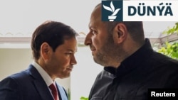 ABŞ-nyň döwlet sekretary Marko Rubio (çepde) we Kiýewiň wekiliýetiniň ýolbaşçysy Rustem Umerow 30-njy noýabrda Waşingtonda gepleşik geçirýärler.