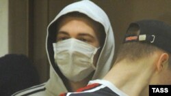 Орусия. Москва. "Белые волки" орус улутчул-такырбаштарынын жаштар уюмунун мүчөлөрү сот залында. 25-февраль, 2010-жыл. 