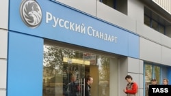 В условиях кризиса доверия мелкие банки перестают кредитовать своих клиентов и те уходят к крупным игрокам рынка