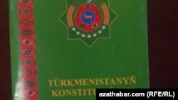  M.Gurbanow: "Didar Aşyrow we Döwran Gylyjow Konstitusiýanyň maddalary ýazylan listowklary ýaýradany üçin tussag edildiler"