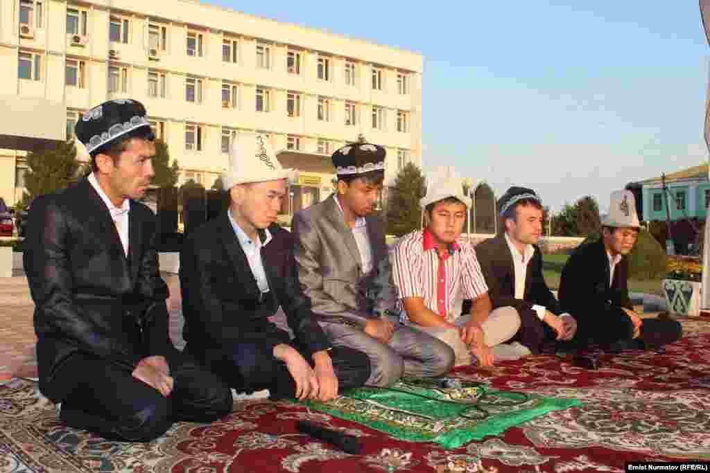 Айт намазга келгендер кыргыз-өзбек дебей текши отурушту.