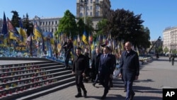 Прэм’ер-міністар Польшчы Дональд Туск, прэзыдэнт Украіны Ўладзімір Зяленскі, прэм’ер Вялікай Брытаніі Кір Стармэр, прэзыдэнт Францыі Эманюэль Макрон у Кіеве. 10 траўня 2025