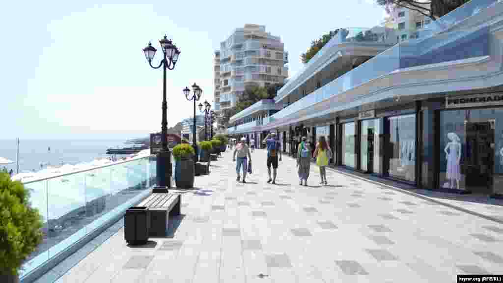 Оновлену променадну зону Приморського пляжу освоюють перші цьогоріч туристи