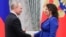 Президент Росії Володимир Путін і головний редактор телеканалу RT і державного інформаційного агентства «Росія сьогодні» Маргарита Симоньян, нагороджена орденом Олександра Невського. Кремль, Москва, 23 травня 2019 року 