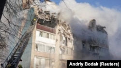 Дзясяткі загінулых, разбураныя шматпавярховікі: украінскія гарады пасьля масаванай расейскай атакі. ФОТА