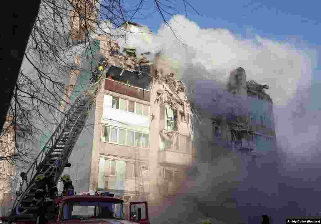 Ратавальнікі працуюць на месцы расейскага ракетнага ўдару па шматпавярховым будынку ў Цярнопалі. Паводле апошніх зьвестак Міністэрства ўнутраных спраў Украіны, вядома пра 25 загінулых, у тым ліку траіх дзяцей. Яшчэ 73 чалавекі, у тым ліку 15 дзяцей, атрымалі раненьні.