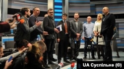 Олександр Харебін (п’ятий зліва) з членами «ЗеКоманди» на прес-конференції у студії «Суспільного»