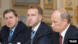 Владимир Путин и и первый вице-премьер Игорь Шувалов на переговорах в Киеве