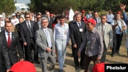 Հայաստան -- Նախագահ Սերժ Սարգսյանը այցելում է «Միասին» երիտասարդական շարժման ճամբար, 21-ը հուլիսի, 2010թ.