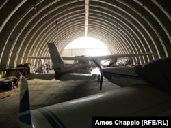 Легкие спортивные самолеты в советском ангаре, март 2025 года